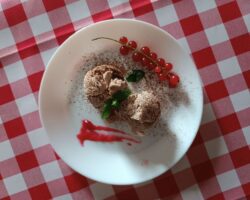 Domowe lody krówkowe z musem porzeczkowym