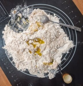 przygotowanie ciasta na pizzę