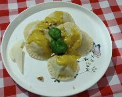 Ravioli z ricottą i szpinakiem w sosie gruszkowo-serowym