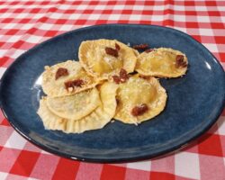 Ravioli z ricottą i suszonymi pomidorami