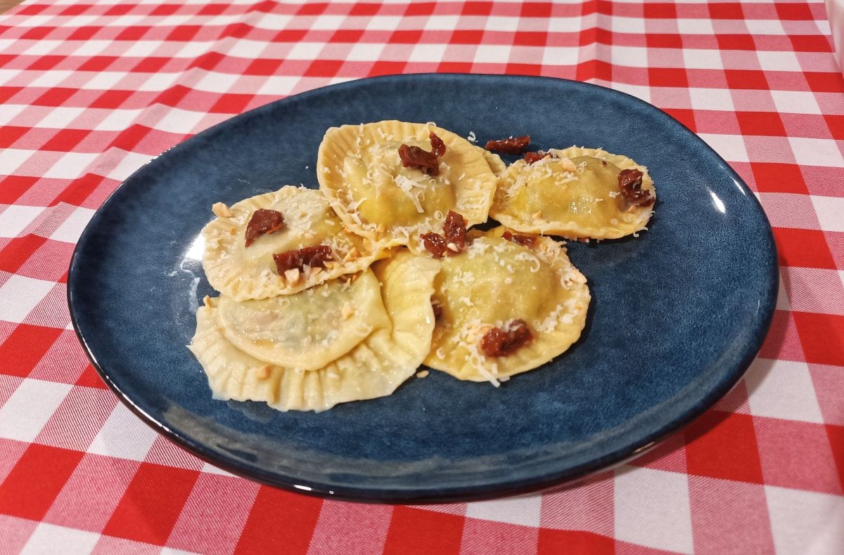 Ravioli z ricottą i suszonymi pomidorami