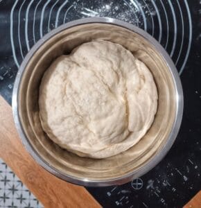wyrośnięte ciasto na pizzę