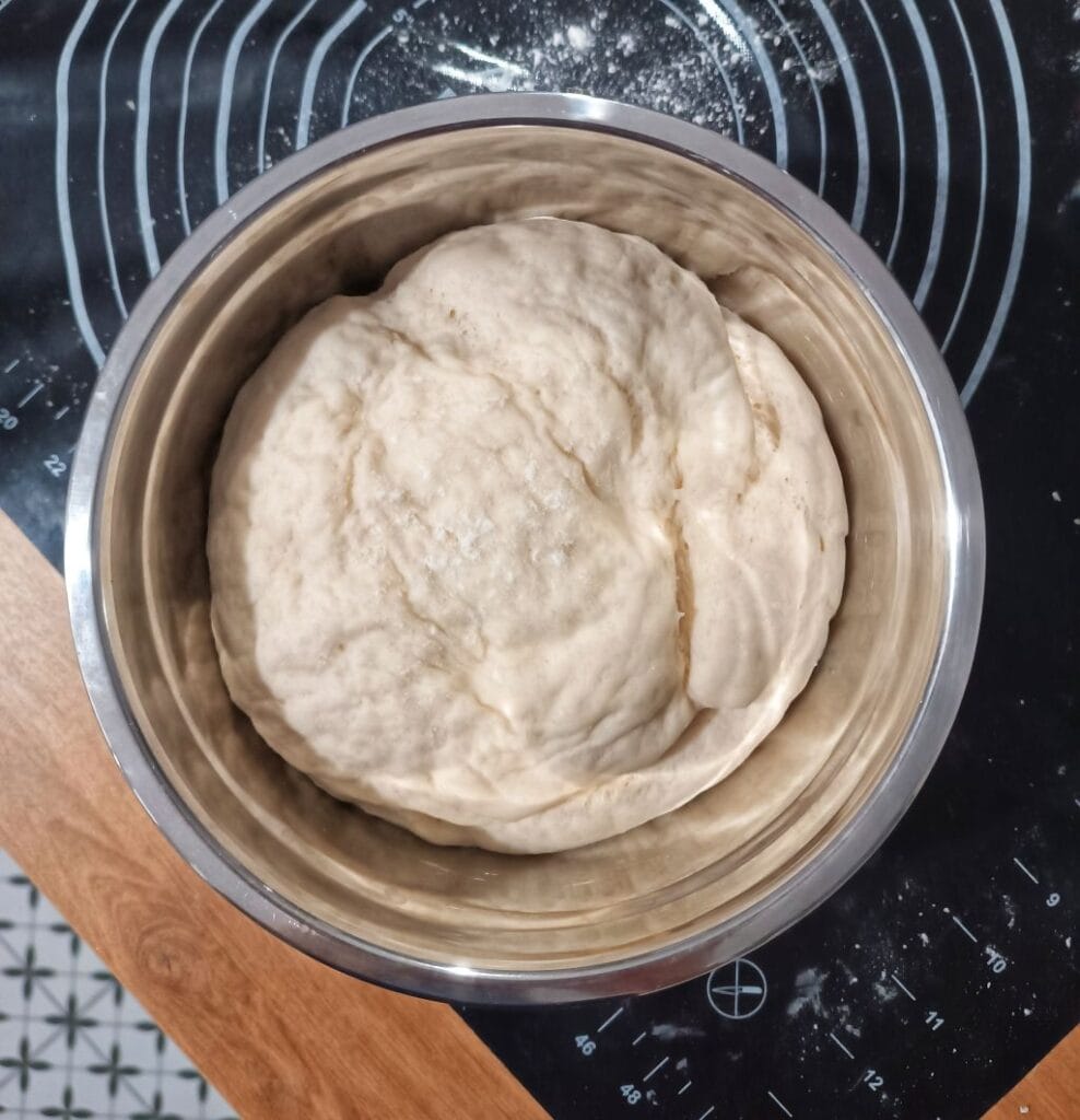 wyrośnięte ciasto na pizzę