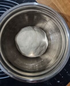 zagniecione ciasto na pizzę
