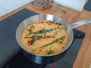 smażenie frittaty ze szparagami