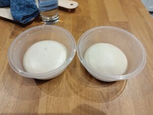 kulki ciasta przed wypiekiem