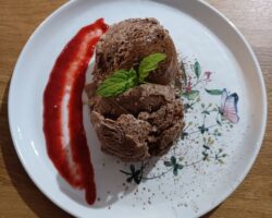 Lody czekoladowe z musem truskawkowym