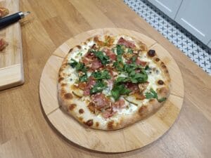 pizza bianca z gruszką i szynką cotto