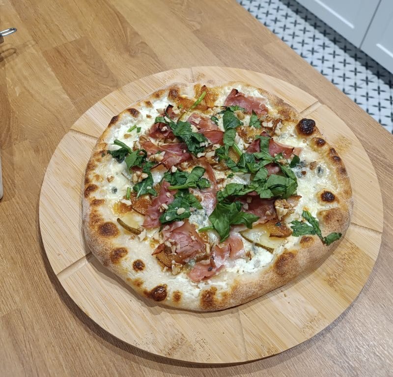 pizza bianca z gruszką i szynką cotto