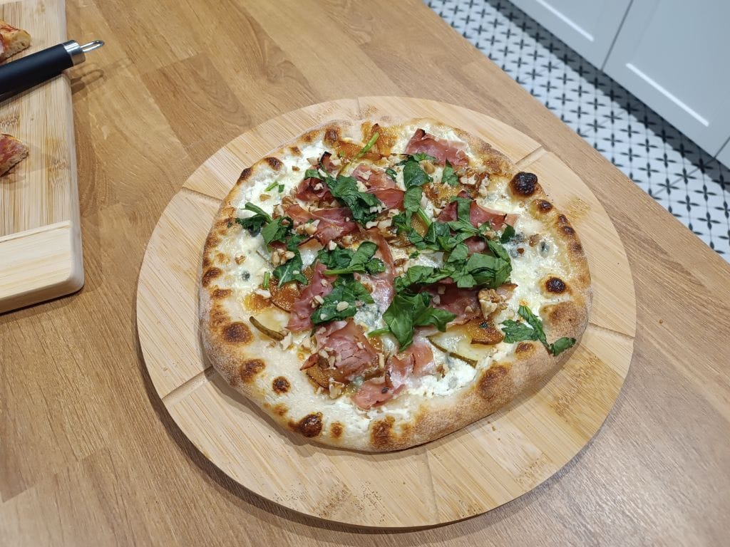 pizza bianca z gruszką i szynką cotto