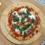 pizza z salami i mozzarellą