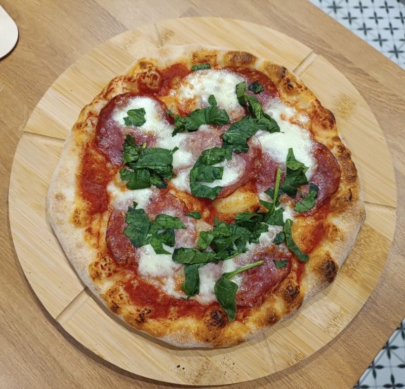 pizza z salami i mozzarellą