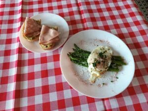 propozycja podania szparagów po mediolańsku