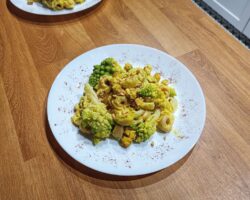 Kalafior romanesco z tofu i tortellini w sosie serowo-śmietanowym