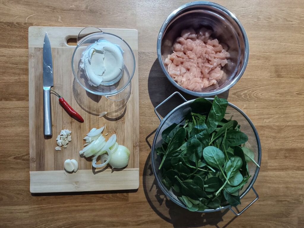 składniki na tagliatelle z kurczakiem szpinakiem i chili