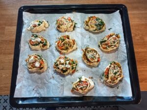 ślimaczki francuskie po włosku wyłożone na blaszkę