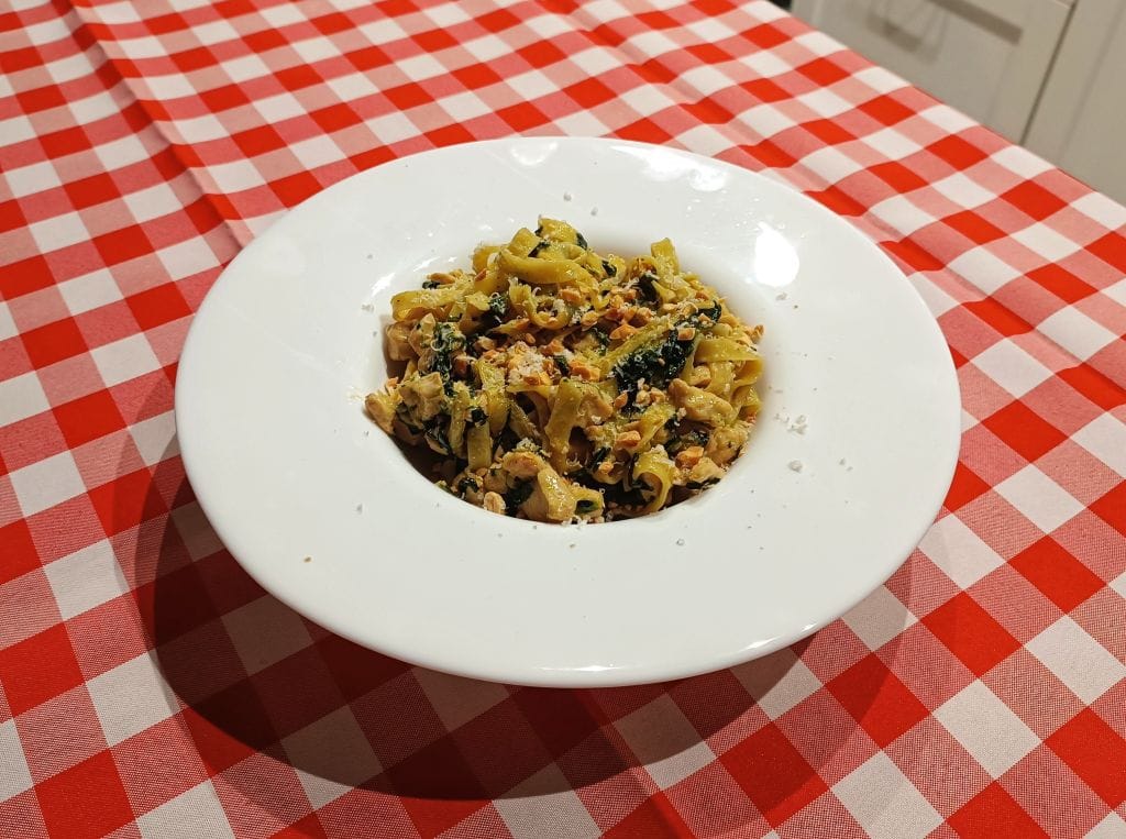 tagliatelle z kurczakiem szpinakiem i chili