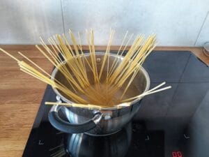 gotowanie spaghetti do cacio e pepe