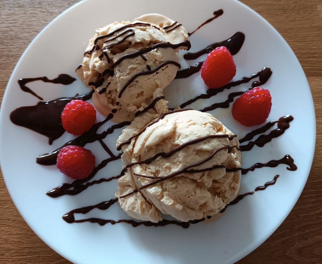 lody chałwowe z polewą czekoladową