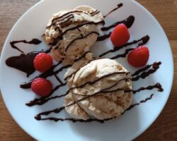 Domowe lody chałwowe z polewą czekoladową