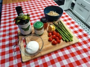 składniki na strozzapreti ze szparagami i pesto bazyliowym