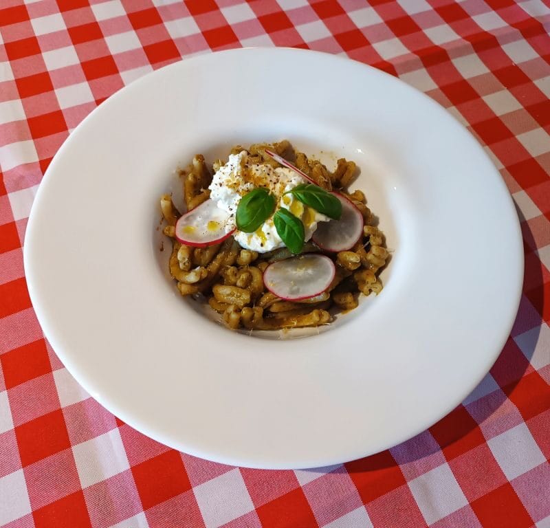 strozzapreti z pesto bazyliowym i ricottą