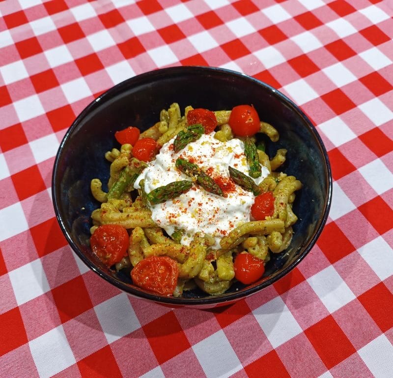 strozzapreti ze szparagami i pesto bazyliowym