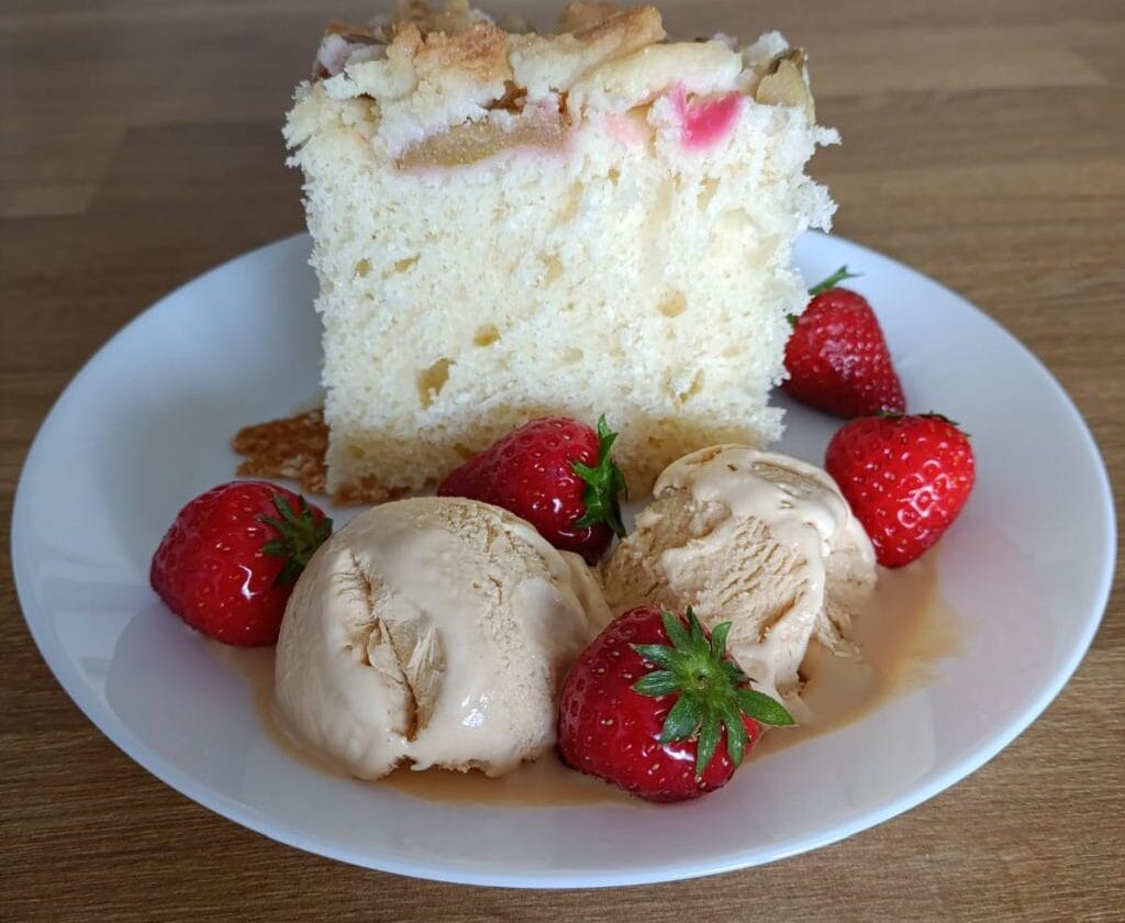 ciasto drożdżowe z rabarbarem i kruszonką