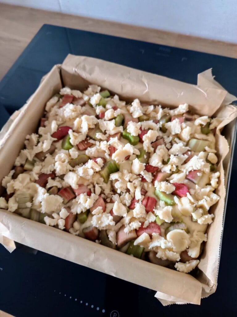 ciasto z rabarbarem przed pieczeniem