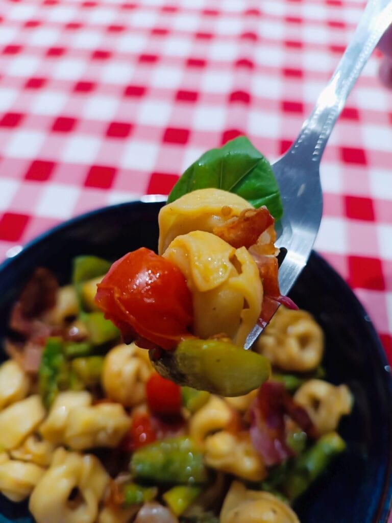 kęs tortellini ze szparagami