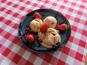 lody kajmakowe z granatem i truskawkami