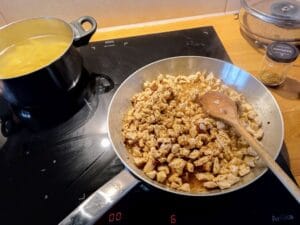 smażenie piersi z kurczaka i gotowanie makaronu