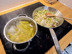 gotowanie bulionu do risotto ze szparagami