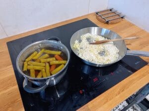 gotowanie bulionu i smażenie ryżu