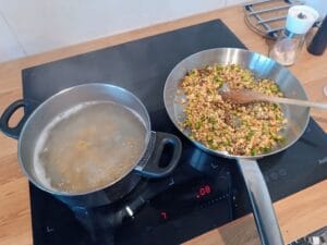 przygotowanie rigatoni agli asparagi