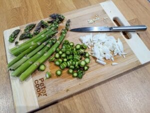 przygotowanie składników na risotto ze szparagami