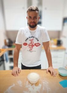Paweł rozkręca pizzę