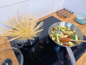 gotowanie makaronu do spaghetii z cukinią