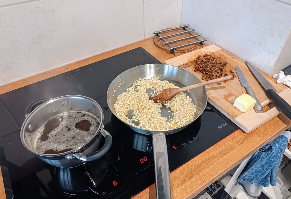 podsmażanie ryżu do risotto z grzybami