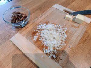 posiekana cebula do risotto z grzybami
