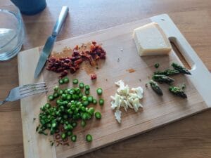 posiekane składniki na tagliatelle ze szparagami