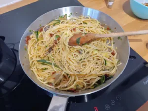 przygotowanie spaghetti z cukinią