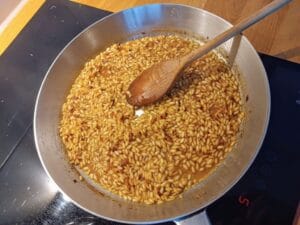 gotowanie risotto z kurkumą.