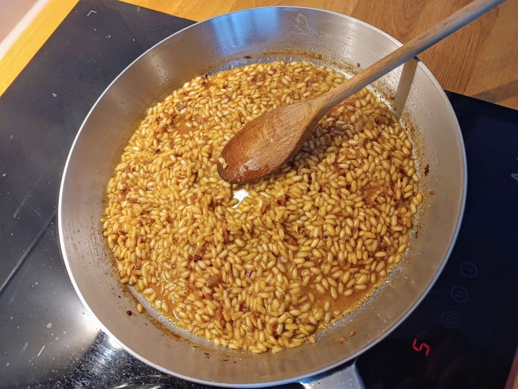 gotowanie risotto z kurkumą.