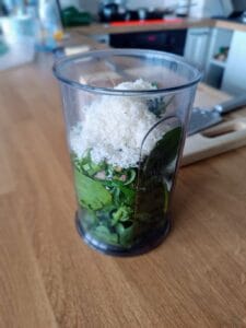 sos do tagliatelle ze szpinaku, bazylii, grana padano oraz oliwy z oliwek