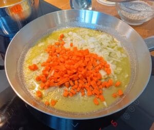 smażenie cebuli i marchewki na maśle