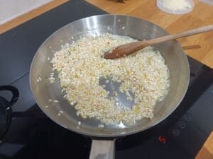 tostowanie ryżu do risotto z gorgonzolą