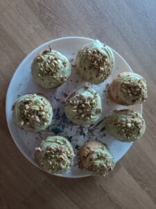 udekorowane muffinki pistacjowe