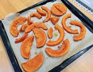 upieczona dynia z oliwą i przyprawami